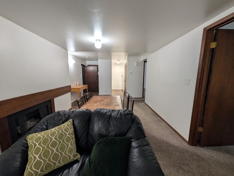 Building Photo - 1091 Country Hills Dr