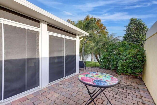 Building Photo - 11361 SW Pembroke Dr