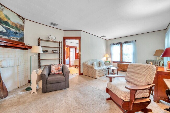 Building Photo - Gulfport Arts District Living — Furnished 3BR Bungalow with Large Yard and Easy Coastal Access |