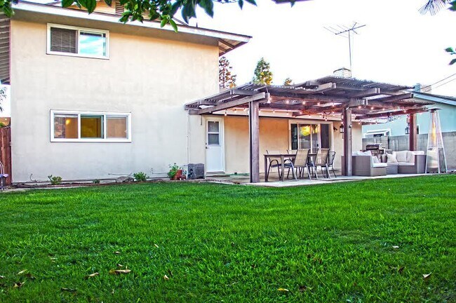 Building Photo - Gorgeous 4 Bedroom, 2 Bath in the Lovely Huntington Beach!