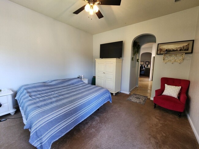 Building Photo - Beautiful Newman Home!