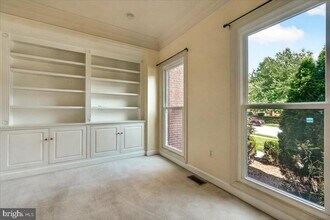Building Photo - 6430 Bellevue Pl