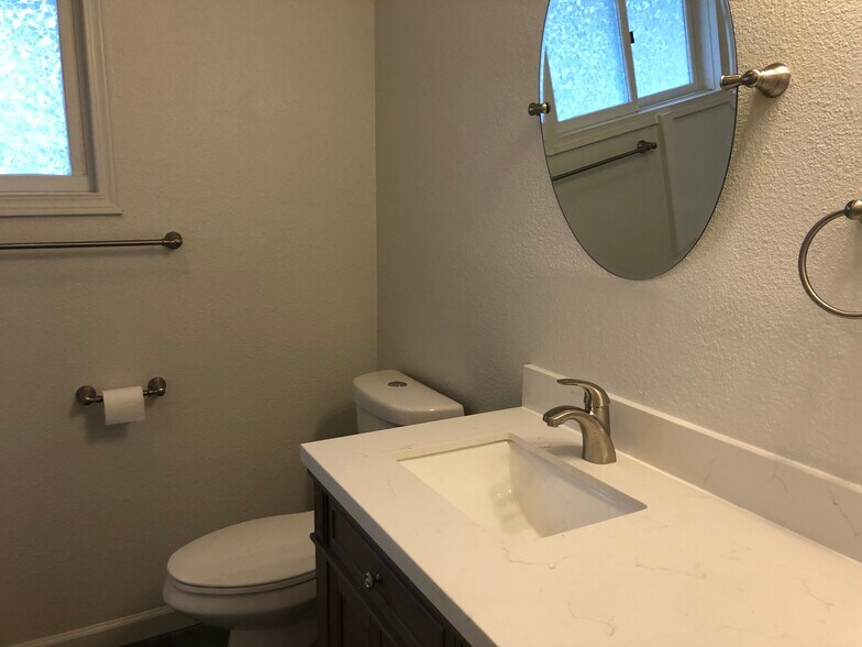 Building Photo - 1114 33rd St SE