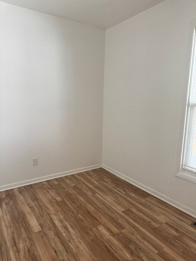 Building Photo - Newly Renovated