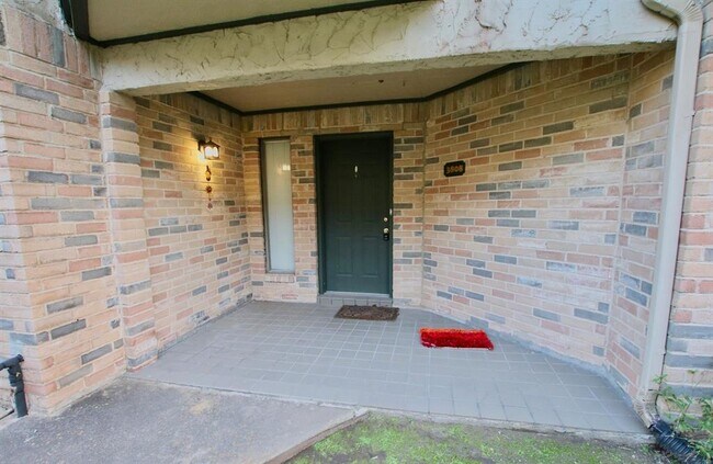 Building Photo - 3808 Landmark Dr
