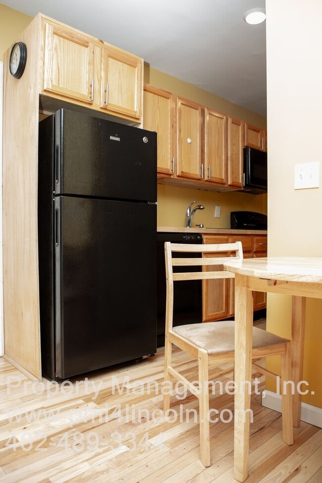 Building Photo - Remodeled, Furnished 1 Bedroom Apartment Available Now!