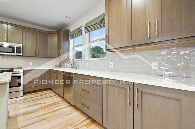 Building Photo - Modern Townhouse with Central AC and Rooft...