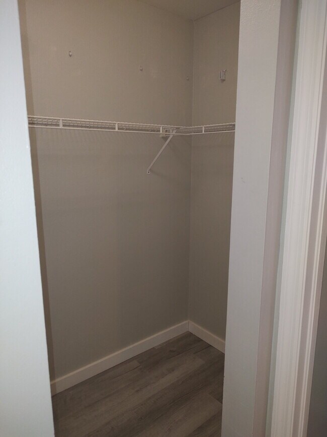 Building Photo - "Spacious 1732 Sq Ft 3-Bed, 2 Baths, in Tarpon Springs!"