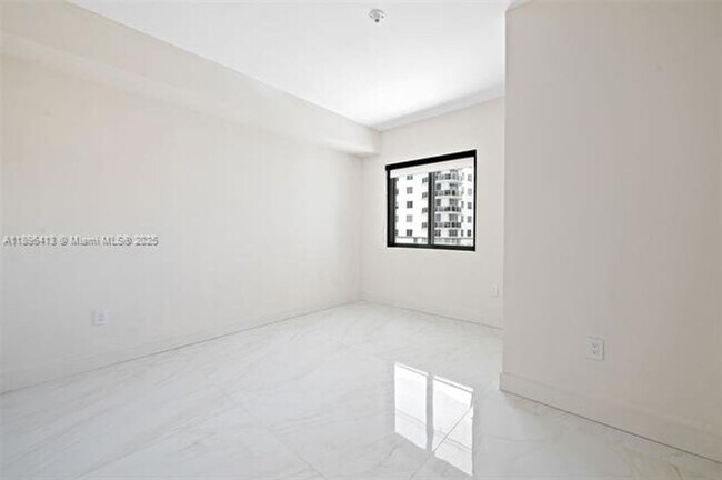 Building Photo - 700 NE 24th St