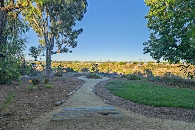 Building Photo - 2563 Roseview Pl