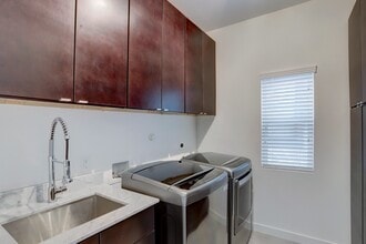 Building Photo - 1604 Crockett St