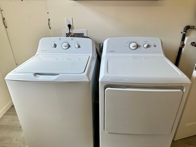 Building Photo - PRELEASING: Available September 2026! 3 bdrm/1 bath House!