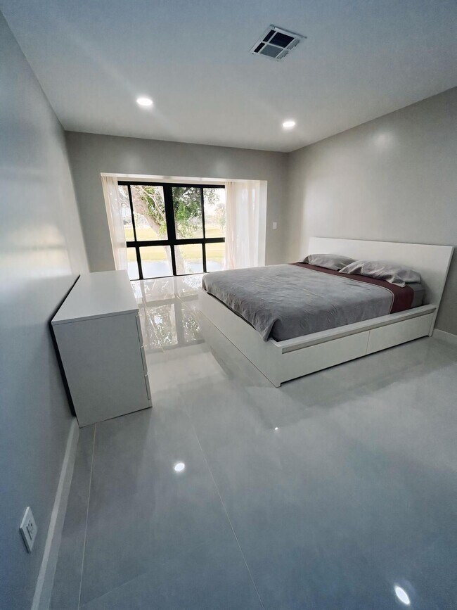 Building Photo - 1731 Presidential Way