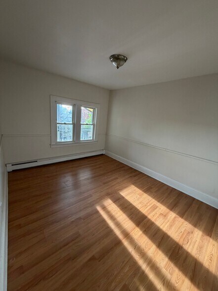 Building Photo - 479 Broad St