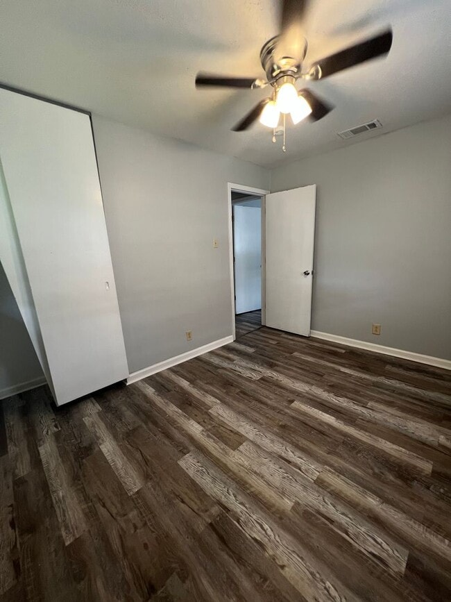 Building Photo - 3 Bedroom 1 bath Home for Lease