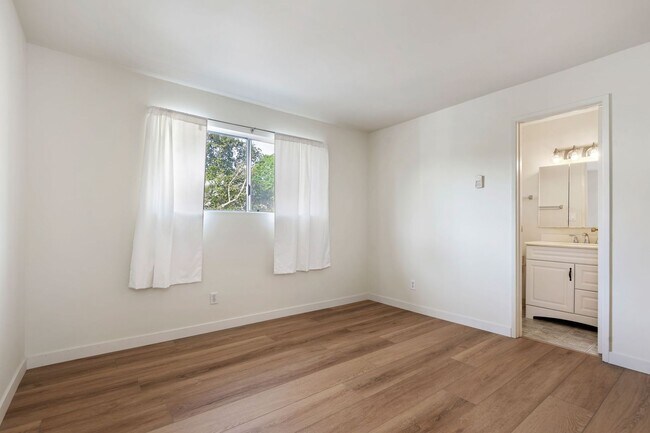 Building Photo - The perfect upstairs location down town Santa Barbara!