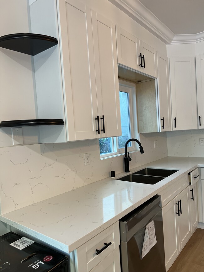 Building Photo - 951 N Oxford Ave