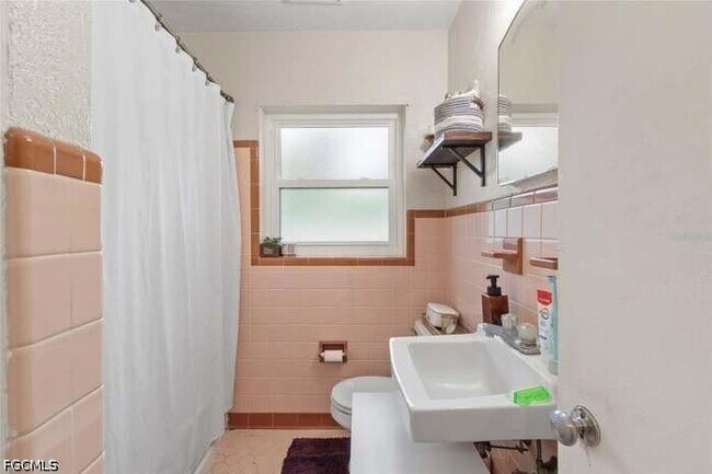 Building Photo - 711 Wilkinson St