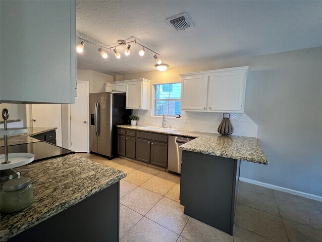 Building Photo - 5 Spurwood Ct