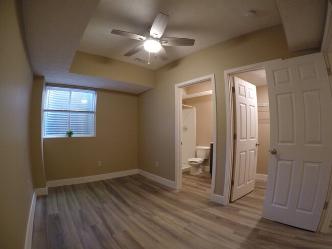 Building Photo - 302 N Chauncey Ave