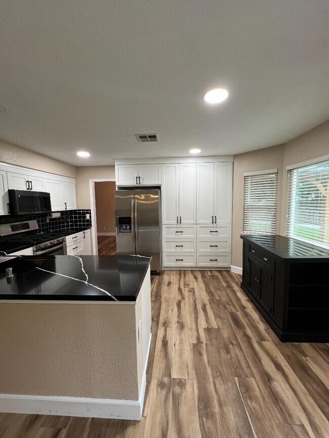 Building Photo - 827 Notre Dame Dr