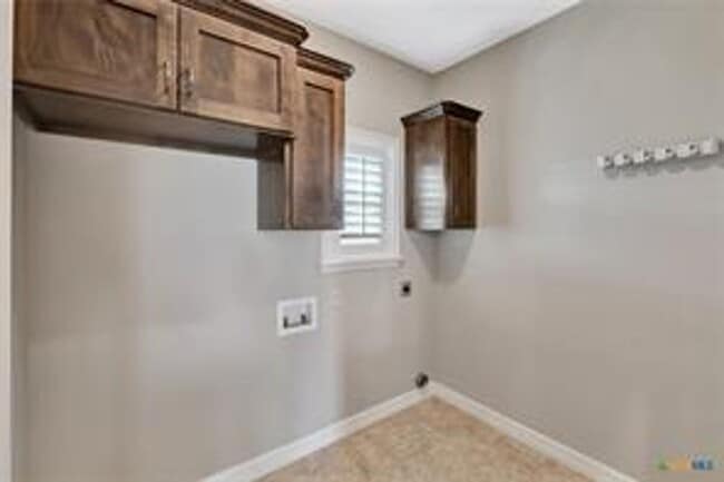 Building Photo - Great Home on  1 acre