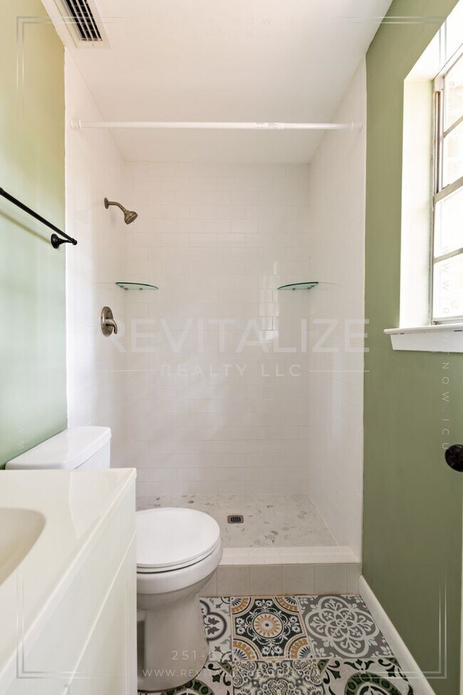 Building Photo - Beautiful Renovated 3 Bedroom/1 Bathroom H...