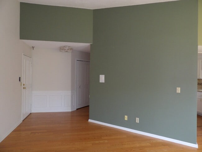 Building Photo - 6095 Courtly Alcove