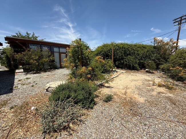 Building Photo - High Desert Retreat- 3 Bedrooms, 2 Bathroo...