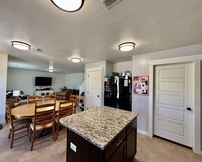 Building Photo - 722 S Willow Park Dr