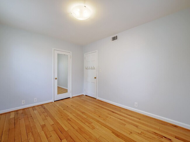 Building Photo - Sunny & Renovated 2BR 1BA in NW DC McLean Gardens Oasis!