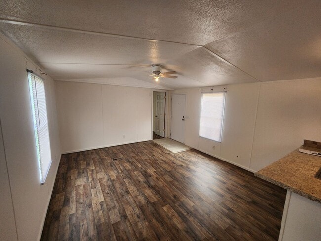 Building Photo - 3 bedroom mobile home