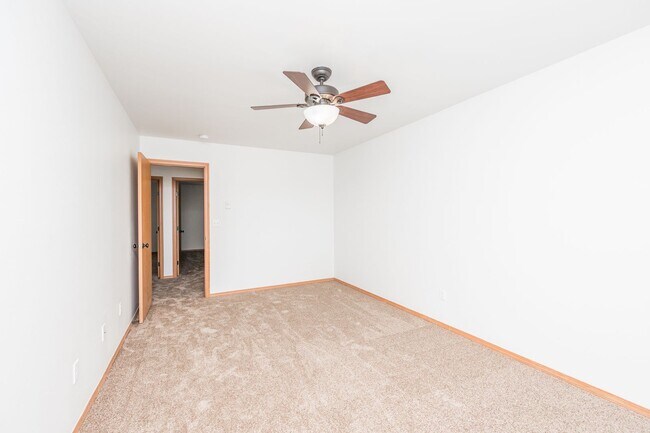 Building Photo - 3 Bedroom 2.5 Bath with fenced yard