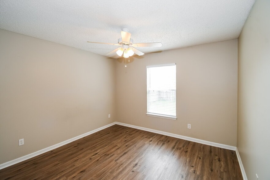 Building Photo - 2041 Hunters Trace Cir