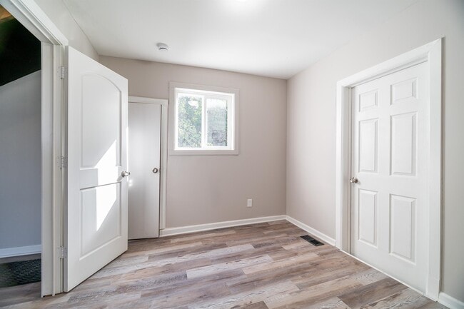 Building Photo - 465 Brehl Ave