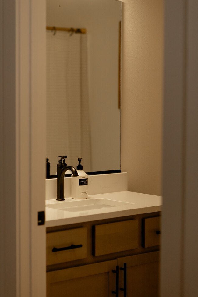 Building Photo - 1204 SW Franklin Dr