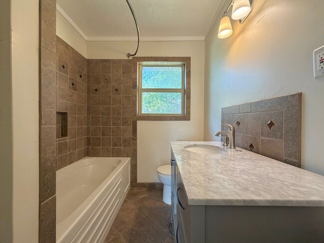 Building Photo - 7103 Twin Crest Dr
