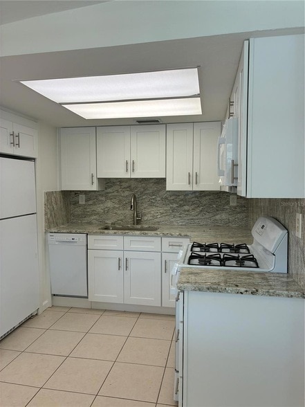 Building Photo - 6905 S Trask St