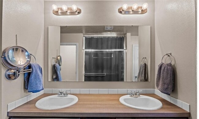 Building Photo - Beautiful Home near Meridian High School