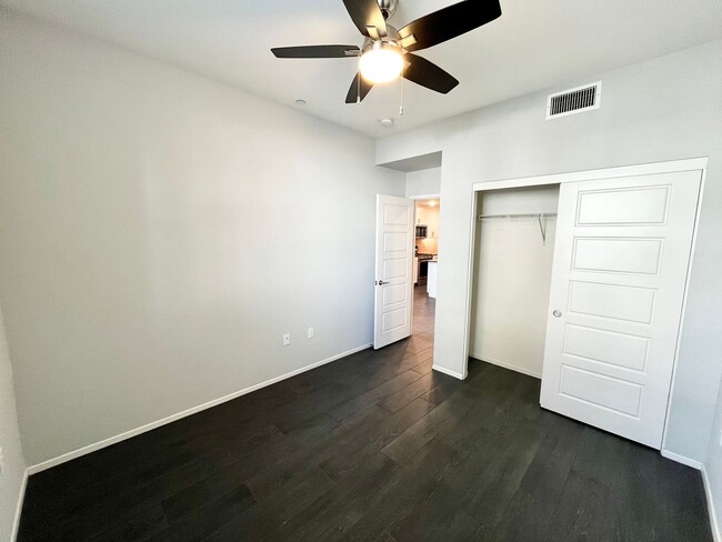 Building Photo - Modern 5B 4BA Townhome w/ AC in Playa Del ...