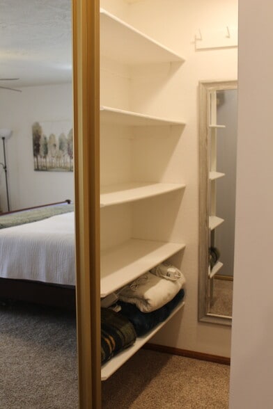 Master Closet - 16362 Kamana Rd