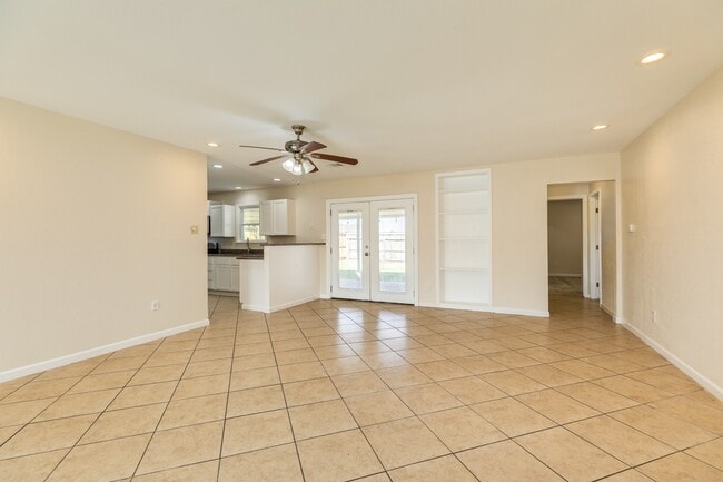 Building Photo - 3206 Pine St