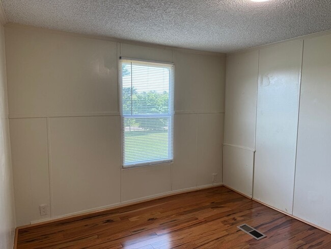 Building Photo - Three Bedroom Doublewide in Claremont