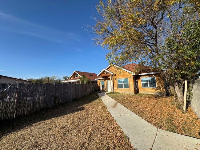Building Photo - 4122 Dalia St