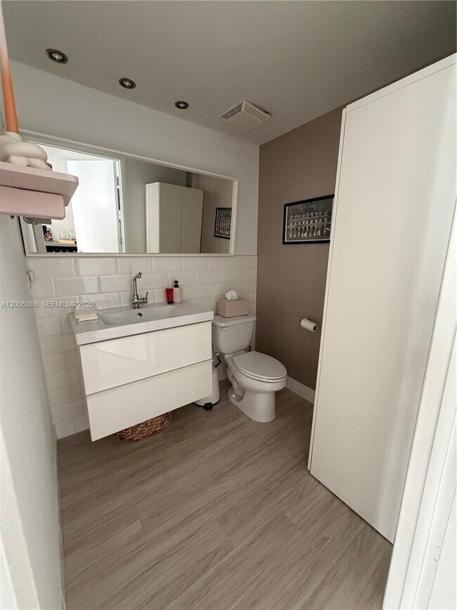 Building Photo - 690 SW 1st Ct