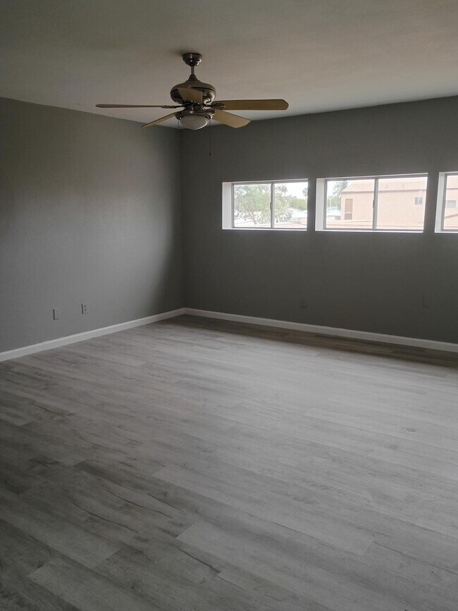 Building Photo - 2694 E Oakleaf Dr