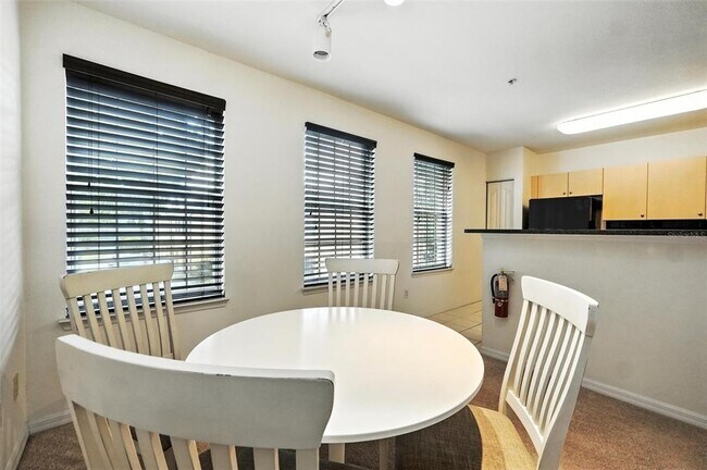 Building Photo - 742 Centervale Dr