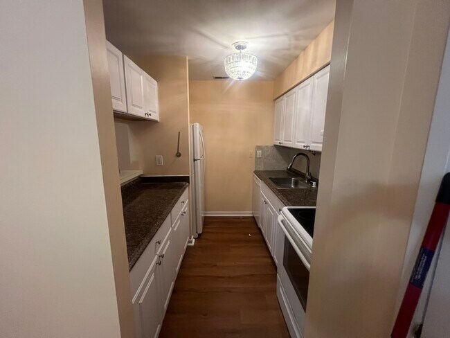 Building Photo - 51 Greenwich Pl