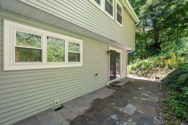 Building Photo - 24 Speen St