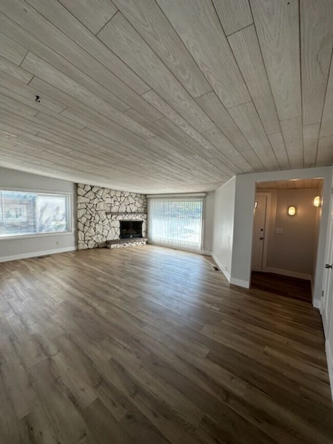 Building Photo - Beautiful 6 bedroom 2 bathroom home is a m...